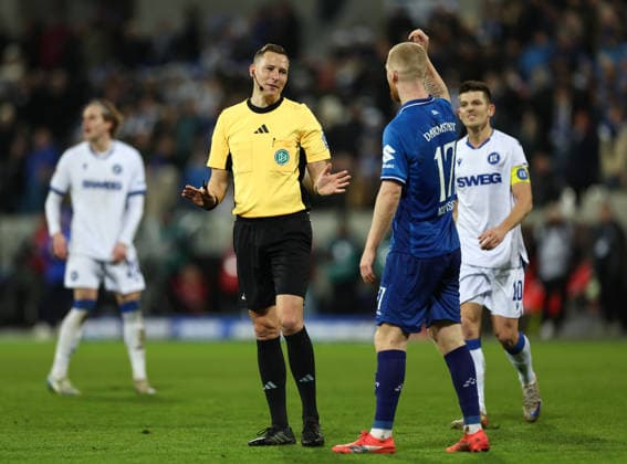06.12.2025, Fussball 2. Bundesliga, SV Darmstadt 98 - Karlsruher SC, emonline, emspor, despor, v.l., Schiedsrichter Martin Petersen im Dialog mit, in dialogue with Kai Klefisch (SV Darmstadt 98) DFL DFB REGULATIONS PROHIBIT ANY USE OF PHOTOGRAPHS AS IMAGE SEQUENCES AND OR QUASI-VIDEO. xdcx