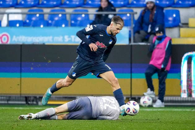 v.li.: Luka Djuric (Duric, TSG II, 10), Sebastian Stolze (Regensburg, 22), Zweikampf, Spielszene, Duell, duel, tackle, tackling, Dynamik, Action, Aktion, 06.12.2025, Sinsheim (Deutschland), Fussball, 3. Liga, TSG 1899 Hoffenheim II - SSV Jahn Regensburg, DFB DFL REGULATIONS PROHIBIT ANY USE OF PHOTOGRAPHS AS IMAGE SEQUENCES AND OR QUASI-VIDEO.
