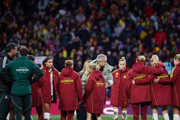 Madrid, Deutschland 02. Dezember 2025: UEFA Nations League Women - Finale Rückrunde - 2025 - Spanien vs. Deutschland Im Bild: Die Spielerinnen der deutschen Fußballnationalmannschaft der Frauen mit dem Trainerteam und Bundestrainer Christian Wück Wueck (Deutschland) im Mannschaftskreis nach der Niederlage gegen Spanien Riyadh Air Metropolitano Copyright: xFotostandx xFantinix