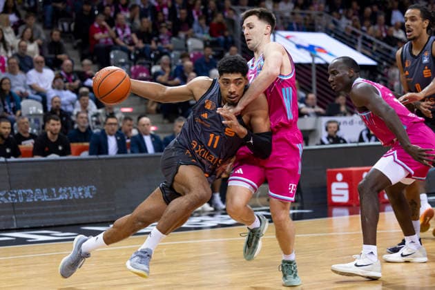 Kostja MUSHIDI (CHE 11, li.) am Ball, im Zweikampf gegen Grayson MURPHY (BON 7, re.), Aktion. Endstand 86:82, Basketball 1.Bundesliga Telekom Baskets Bonn-NINERS Chemnitz BON vs CHE Hauptrunde 9. Spieltag, im T E L E K O M D O M E, am 06.12.2025, Â