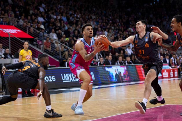 Alijah COMITHIER (BON 2, mi.) am Ball, im Zweikampf gegen John NEWMAN III (CHE 9, li.) und Yordan MINCHEV (CHE 91, re.), Aktion. Endstand 86:82, Basketball 1.Bundesliga Telekom Baskets Bonn-NINERS Chemnitz BON vs CHE Hauptrunde 9. Spieltag, im T E L E K O M D O M E, am 06.12.2025, Â