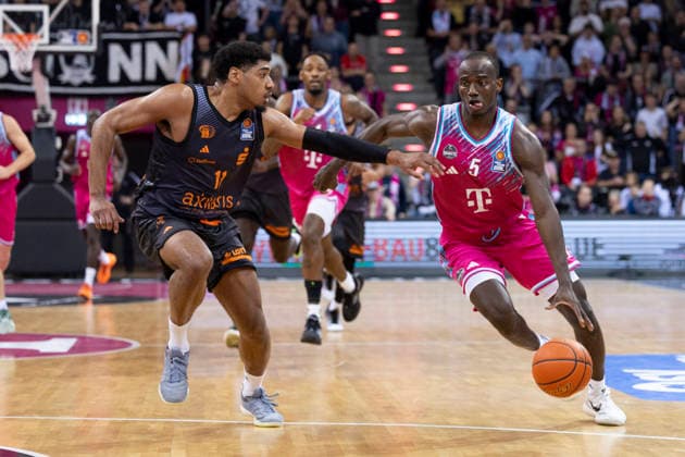 Tylan BIRTS (BON 5, re.) am Ball, im Zweikampf gegen Kostja MUSHIDI (CHE 11, li.), Aktion. Endstand 86:82, Basketball 1.Bundesliga Telekom Baskets Bonn-NINERS Chemnitz BON vs CHE Hauptrunde 9. Spieltag, im T E L E K O M D O M E, am 06.12.2025, Â