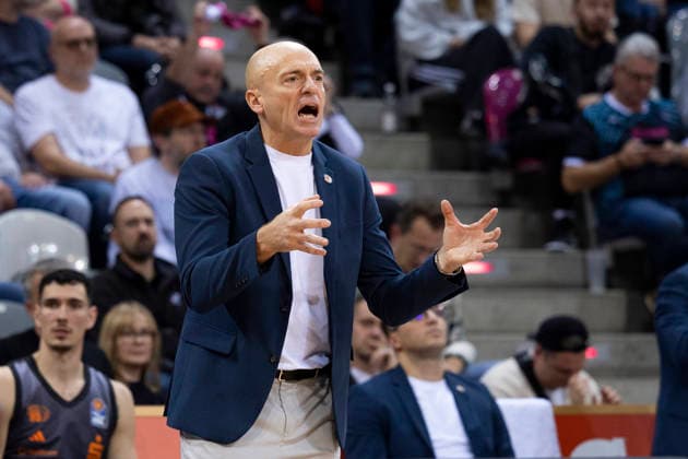 Head Coach Rodrigo PASTORE (CHE, mi.) will zupacken, Geste mit den Haenden, Geste, aufgeregt, Einzelbild. Endstand 86:82, Basketball 1.Bundesliga Telekom Baskets Bonn-NINERS Chemnitz BON vs CHE Hauptrunde 9. Spieltag, im T E L E K O M D O M E, am 06.12.2025, Â