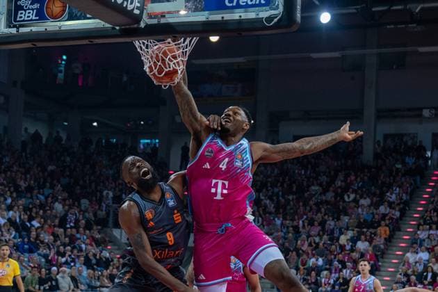 Spielszene mit Jeff Garrett Jr. (4; Telekom Baskets Bonn) und John Newman III (9; NINERS Chemnitz) am Korb Jeff Garrett Jr. (4; Telekom Baskets Bonn) am Korb gegen John Newman III (9; NINERS Chemnitz) Copyright: xFeyzullahxGökalpx