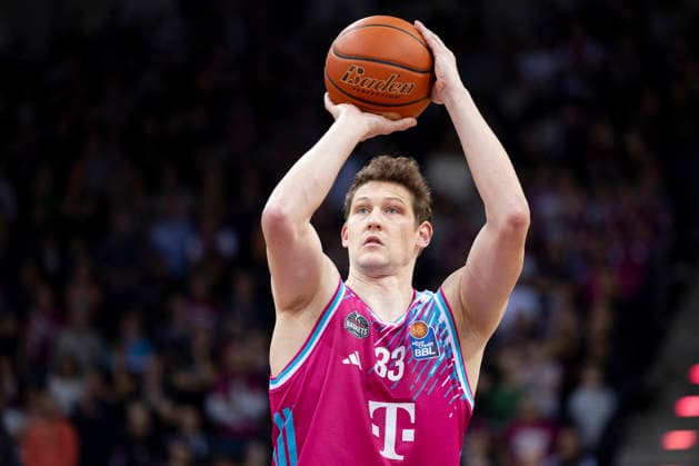 Patrick HECKMANN (BON 33, mi.) am Ball, beim Freiwurf, Einzelbild, Einzelaktion. Endstand 86:82, Basketball 1.Bundesliga Telekom Baskets Bonn-NINERS Chemnitz BON vs CHE Hauptrunde 9. Spieltag, im T E L E K O M D O M E, am 06.12.2025, Â