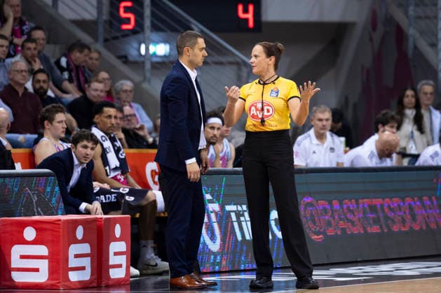 Head Coach Marko STANKOVIC (BON, li.) hoert Schiedsrichterin Anne PANTHER (re.) zu. Endstand 86:82, Basketball 1.Bundesliga Telekom Baskets Bonn-NINERS Chemnitz BON vs CHE Hauptrunde 9. Spieltag, im T E L E K O M D O M E, am 06.12.2025, Â