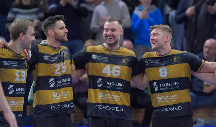 06.12.2025, Dresden feiert den Sieg, v.l. Dresdens Anton Preußner, Dresdens Sebastian Greß, Dresdens Jonas Thümmler, Dresdens Viktor Petersen Norberg, Handball, 2. Bundesliga, HC Elbflorenz Dresden - TV Hüttenberg, (c) Dresden