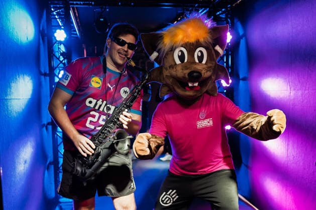 Handball, Frauen WM, Hauptrunde: Spanien - Deutschland Andre Schnura und Maskottchen Hanni Dortmund Westfalenhalle Nordrhein-Westfalen Deutschland