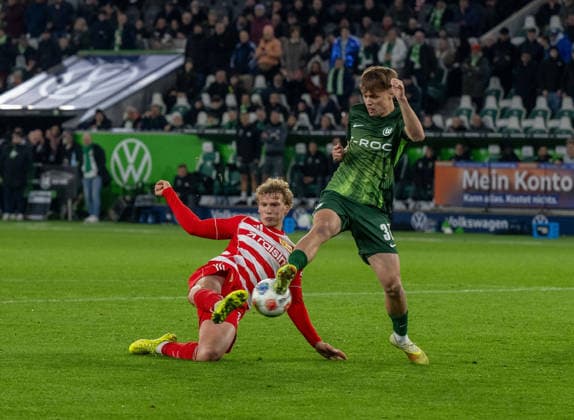 Fußball, Herren, Saison 2025 2026, 1. Bundesliga (13. Spieltag), VfL Wolfsburg - 1. FC Union Berlin, v. l. Leopold Querfeld (1. FC Union Berlin), Pharell Hensel (Wolfsburg), 06.12.2025, Copyright: xMatthiasxKochx