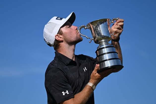 GOLF AUSTRALIAN OPEN, Rasmus Neergaard-Petersen of Denmark kisses the trophy after winning the Australian Open Golf tournament at the Royal Melbourne Golf Club in Melbourne, Sunday, December 7, 2025. ( NO ARCHIVING, EDITORIAL USE ONLY MELBOURNE VICTORIA AUSTRALIA  Copyright: xJAMESxROSSx 20251207185796490131