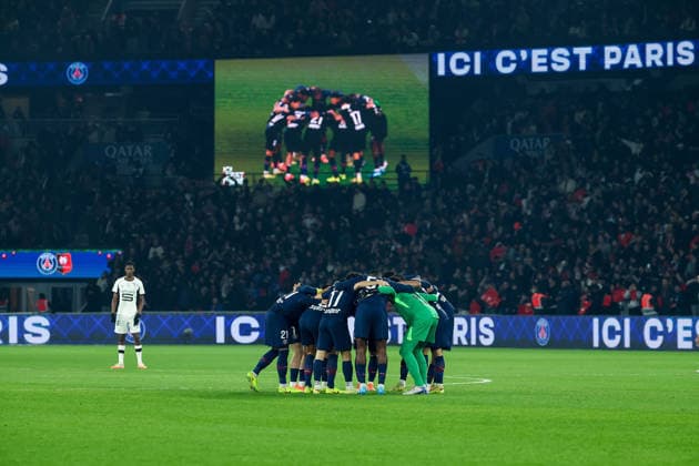 FBL-FRA-LIGUE1-Paris Saint Germain - Stade Rennes The Paris Saint Germain team forms a circle before the French L1 football match between Paris Saint-Germain (PSG) an Stade Rennes at Parc des Princes Paris ,France, on December 06, 2025. Copyright: JoaquimxFerreira