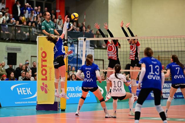 Volleyball I Frauen I Saison 2025-2026 I Bundesliga I 8. Spieltag I ETV Hamburger Volksbank Volleys - Binder Blaubären TSV Flacht I 06.12.2025 Frauke Neuhaus (11, Binder Blaubären TSV Flacht) Zoe Konjer (8, ETV Hamburger Volksbank Volleys) Anna Hartig (5, ETV Hamburger Volksbank Volleys) Hamburg ETV Sporthalle Hoheluft Hamburg Deutschland Copyright: xLobeca FelixxSchlikisx