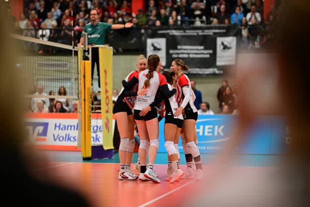 Volleyball I Frauen I Saison 2025-2026 I Bundesliga I 8. Spieltag I ETV Hamburger Volksbank Volleys - Binder Blaubären TSV Flacht I 06.12.2025 ETV Hamburger Volksbank Volleys Frauen zusammen Hamburg ETV Sporthalle Hoheluft Hamburg Deutschland Copyright: xLobeca FelixxSchlikisx