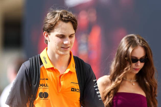 Oscar Piastri of Australia and McLaren and Lily Zneimer , Race, F1 Grand Prix of Abu Dhabi, am 07. December 2025 in Abu Dhabi, United Arab Emirates. (Foto von Diogo Cardoso DeFodi Images) Oscar Piastri of Australia and McLaren and Lily Zneimer , Race, F1 Grand Prix of Abu Dhabi, Yas Marina Circuit on December 7, 2025 in Abu Dhabi, United Arab Emirates. (Photo by Diogo Cardoso DeFodi Images)