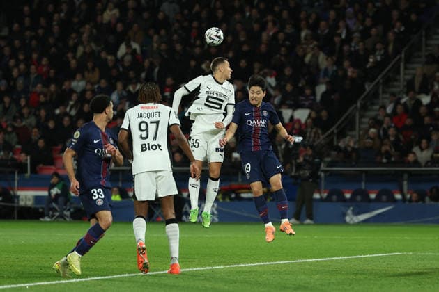 FBL-FRA-LIGUE1-Paris Saint Germain - Stade Rennes Przemyslaw Frankowski (Stade Rennes) and Kang-in Lee (Paris Saint-Germain) during the French L1 football match between Paris Saint-Germain (PSG) an Stade Rennes at Parc des Princes Paris ,France, on December 06, 2025. Copyright: JoaquimxFerreira