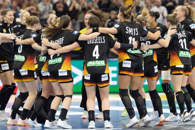 Spanien - Deutschland, IHF Handball-WM der Frauen Jubel der deutschen Mannschaft nach Spielende. 3. Hauptrundenspiel der Handball-WM der Frauen zwischen Spanien und Deutschland am 6. Dezember 2025 in der Westfalenhalle in Dortmund., Dortmund Nordrhein-Westfalen Deutschland Westfalenhalle