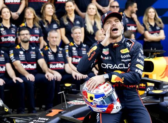 ABU DHABI - Max Verstappen (Red Bull Racing) during a team photo at the Yas Marina Circuit prior to the Abu Dhabi Grand Prix. ANP SANDER KONING xVIxANPxSportx xxANPxIVx 544154203 originalFilename: 544154203.jpg