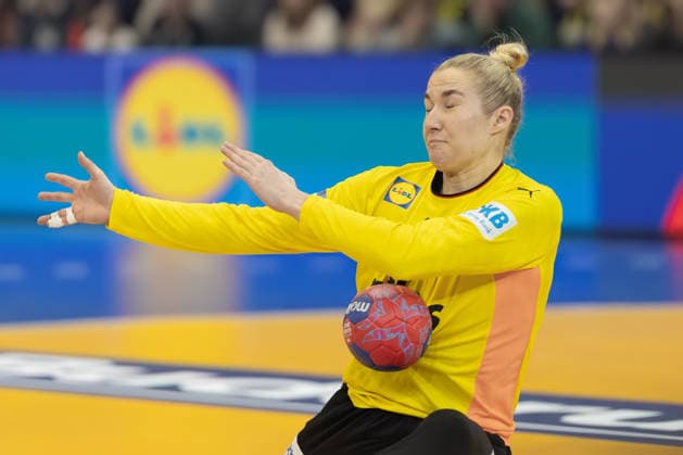 Spanien - Deutschland, IHF Handball-WM der Frauen Parade von Torhüterin Katharina Filter (Deutschland, 42). 3. Hauptrundenspiel der Handball-WM der Frauen zwischen Spanien und Deutschland am 6. Dezember 2025 in der Westfalenhalle in Dortmund., Dortmund Nordrhein-Westfalen Deutschland Westfalenhalle