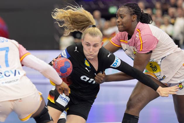 Spanien - Deutschland, IHF Handball-WM der Frauen Annika Lott (Deutschland, 23) zwischen Danila So Delgado Pinto (Spanien, 27) und Lysa Tchaptchet (Spanien, 24, rechts). 3. Hauptrundenspiel der Handball-WM der Frauen zwischen Spanien und Deutschland am 6. Dezember 2025 in der Westfalenhalle in Dortmund., Dortmund Nordrhein-Westfalen Deutschland Westfalenhalle