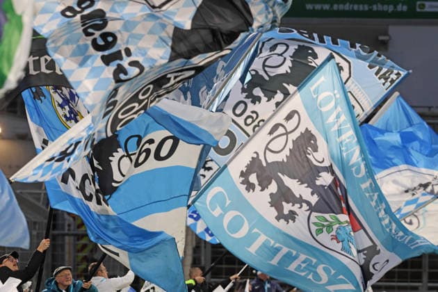 Fahne, Vereinsfahne, Jubel, Begeisterung, Symbol, Symbolbild, Symbolfoto (1860) Fussball 3. Liga TSV 1860 München - 1. FC Schweinfurt 05 Grünwalderstadion 06.12.2025 FOTO: Mladen Lackovic LakoPress *** Flag, club flag, cheering, enthusiasm, symbol, symbol image, symbol photo 1860 Football 3 Liga TSV 1860 München 1 FC Schweinfurt 05 Grünwalderstadion 06 12 2025 PHOTO Mladen Lackovic LakoPress