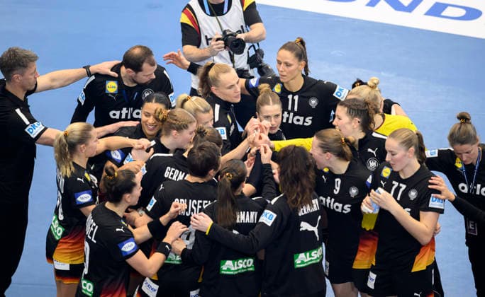 Team GER schwört sich ein vor dem Spiel, Teamkreis, Mannschaft, Mannschaftskreis, Hauptrunde 3. Spieltag, Spanien (ESP) - Deutschland (GER) 25:29, am 06.12.2025 in Dortmund Deutschland. Handball Weltmeisterschaft der Frauen 2025, vom 26.11. - 14.12.2025 in Deutschland Niederlande. Westfalenhalle
