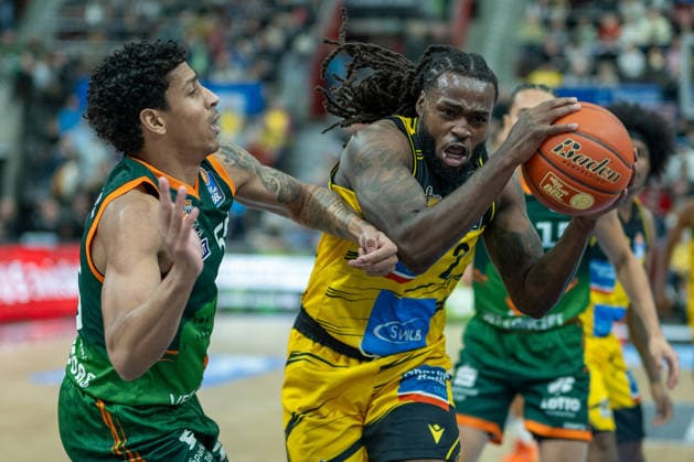 Eli Brooks (VET-CONCEPT Gladiators Trier, 55), Traveon Buchanan (MHP RIESEN Ludwigsburg, 02), Jordan Roland (VET-CONCEPT Gladiators Trier, 15), GER, MHP RIESEN Ludwigsburg vs. VET-CONCEPT Gladiators Trier, easycredit BBL, Basketball, Bundesliga, 9. Spieltag, Spielzeit 2025 2026, 06.12.2025, GER, MHP RIESEN Ludwigsburg vs. VET-CONCEPT Gladiators Trier, easycredit BBL, Basketball, Bundesliga, 9. Spieltag, Spielzeit 2025 2026, 06.12.2025 Ludwigsburg Copyright: xEibner-Pressefoto SaschaxWaltherx EP_EER