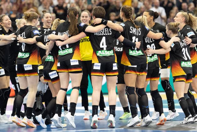 Spanien - Deutschland, IHF Handball-WM der Frauen Jubel der deutschen Mannschaft nach Spielende. 3. Hauptrundenspiel der Handball-WM der Frauen zwischen Spanien und Deutschland am 6. Dezember 2025 in der Westfalenhalle in Dortmund., Dortmund Nordrhein-Westfalen Deutschland Westfalenhalle