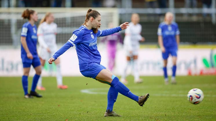 07.12.2025, Hänsch-Arena, Meppen, GER, SVM-Frauen 2. Frauen-Bundesliga: SV Meppen vs Bayern München II, Sarah Hagg (SV Meppen 12) DFL REGULATIONS PROHIBIT ANY USE OF PHOTOGRAPHS AS IMAGE SEQUENCES AND OR QUASI-VIDEO. Meppen Niedersachsen Deutschland Hänsch-Arena