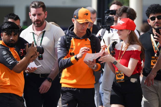 F1 Abu Dhabi Grand Prix 2025 Lando Norris of McLaren signs autographs ahead Formula 1 Abu Dhabi Grand Prix at Yas Marina Circuit on December 7th, 2025 in Abu Dhabi, United Arab Emirates. Abu Dhabi United Arab Emirates  Copyright: xBeataxZawrzelx originalFilename:zawrzel-f1abudha251207_npoCh.jpg