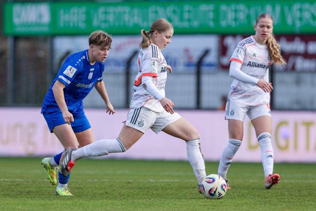 v.li.: Lea Mauly (SV Meppen, 19) und Greta Hünten (FC Bayern München II, 33) im Zweikampf, Duell, Dynamik, Aktion, Action, Spielszene, DIE DFB-RICHTLINIEN UNTERSAGEN JEGLICHE NUTZUNG VON FOTOS ALS SEQUENZBILDER UND ODER VIDEOÄHNLICHE FOTOSTRECKEN. DFB REGULATIONS PROHIBIT ANY USE OF PHOTOGRAPHS AS IMAGE SEQUENCES AND OR QUASI-VIDEO., 07.12.2025, Meppen (Deutschland), Fussball, 2. Frauen-Bundesliga, SV Meppen - FC Bayern München II