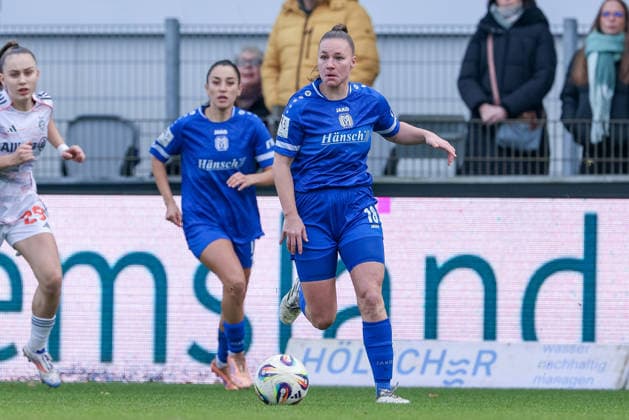 Lana Hubbeling (SV Meppen, 18) am Ball, Einzelbild, Ganzkörper, Aktion, Action, Spielszene, DIE DFB-RICHTLINIEN UNTERSAGEN JEGLICHE NUTZUNG VON FOTOS ALS SEQUENZBILDER UND ODER VIDEOÄHNLICHE FOTOSTRECKEN. DFB REGULATIONS PROHIBIT ANY USE OF PHOTOGRAPHS AS IMAGE SEQUENCES AND OR QUASI-VIDEO., 07.12.2025, Meppen (Deutschland), Fussball, 2. Frauen-Bundesliga, SV Meppen - FC Bayern München II