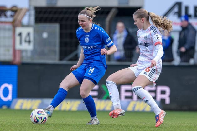 v.li.: Bente Bode (SV Meppen, 14) und Marie Gmeineder (FC Bayern München II, 6) im Zweikampf, Duell, Dynamik, Aktion, Action, Spielszene, DIE DFB-RICHTLINIEN UNTERSAGEN JEGLICHE NUTZUNG VON FOTOS ALS SEQUENZBILDER UND ODER VIDEOÄHNLICHE FOTOSTRECKEN. DFB REGULATIONS PROHIBIT ANY USE OF PHOTOGRAPHS AS IMAGE SEQUENCES AND OR QUASI-VIDEO., 07.12.2025, Meppen (Deutschland), Fussball, 2. Frauen-Bundesliga, SV Meppen - FC Bayern München II