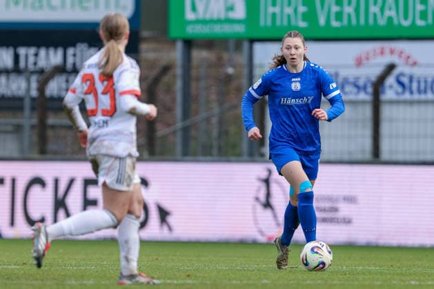Sarah Hagg (SV Meppen, 12) am Ball, Einzelbild, Ganzkörper, Aktion, Action, Spielszene, DIE DFB-RICHTLINIEN UNTERSAGEN JEGLICHE NUTZUNG VON FOTOS ALS SEQUENZBILDER UND ODER VIDEOÄHNLICHE FOTOSTRECKEN. DFB REGULATIONS PROHIBIT ANY USE OF PHOTOGRAPHS AS IMAGE SEQUENCES AND OR QUASI-VIDEO., 07.12.2025, Meppen (Deutschland), Fussball, 2. Frauen-Bundesliga, SV Meppen - FC Bayern München II