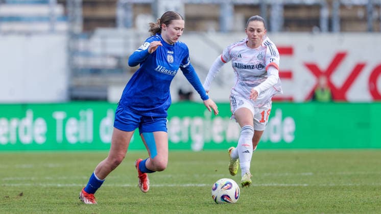 v.li.: Laura Bröring (SV Meppen, 6) am Ball, Einzelbild, Ganzkörper, Aktion, Action, Spielszene, Maria Plattner (FC Bayern München II, 18), DIE DFB-RICHTLINIEN UNTERSAGEN JEGLICHE NUTZUNG VON FOTOS ALS SEQUENZBILDER UND ODER VIDEOÄHNLICHE FOTOSTRECKEN. DFB REGULATIONS PROHIBIT ANY USE OF PHOTOGRAPHS AS IMAGE SEQUENCES AND OR QUASI-VIDEO., 07.12.2025, Meppen (Deutschland), Fussball, 2. Frauen-Bundesliga, SV Meppen - FC Bayern München II
