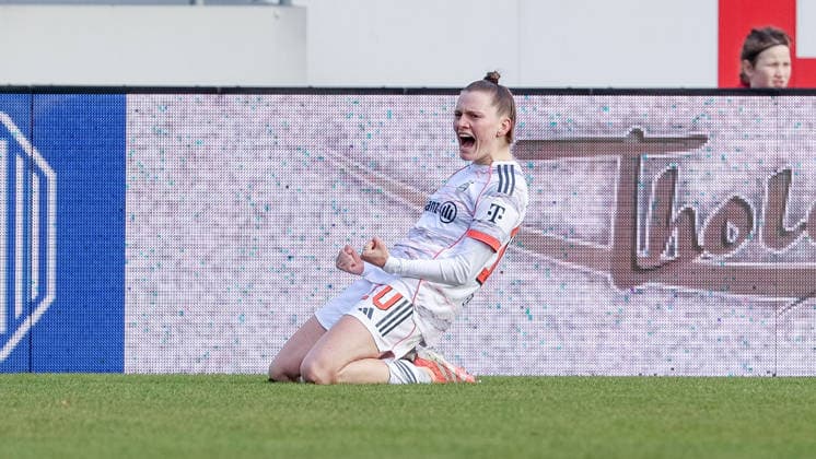 Torschützin Sarah Ernst (FC Bayern München II, 10) mit Torjubel, Jubel, jubeln, jubelt, optimistisch, Spielszene, Highlight, Freude über das Tor zum 0:1, DIE DFB-RICHTLINIEN UNTERSAGEN JEGLICHE NUTZUNG VON FOTOS ALS SEQUENZBILDER UND ODER VIDEOÄHNLICHE FOTOSTRECKEN. DFB REGULATIONS PROHIBIT ANY USE OF PHOTOGRAPHS AS IMAGE SEQUENCES AND OR QUASI-VIDEO., 07.12.2025, Meppen (Deutschland), Fussball, 2. Frauen-Bundesliga, SV Meppen - FC Bayern München II