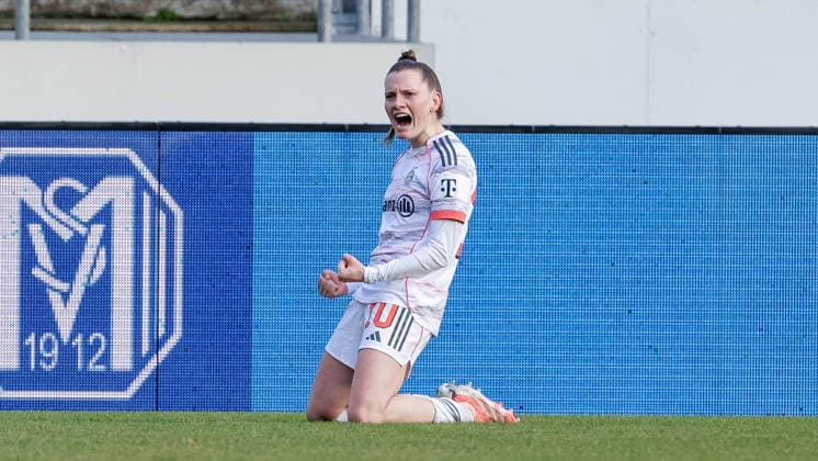 Torschützin Sarah Ernst (FC Bayern München II, 10) mit Torjubel, Jubel, jubeln, jubelt, optimistisch, Spielszene, Highlight, Freude über das Tor zum 0:1, DIE DFB-RICHTLINIEN UNTERSAGEN JEGLICHE NUTZUNG VON FOTOS ALS SEQUENZBILDER UND ODER VIDEOÄHNLICHE FOTOSTRECKEN. DFB REGULATIONS PROHIBIT ANY USE OF PHOTOGRAPHS AS IMAGE SEQUENCES AND OR QUASI-VIDEO., 07.12.2025, Meppen (Deutschland), Fussball, 2. Frauen-Bundesliga, SV Meppen - FC Bayern München II
