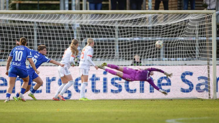07.12.2025, Hänsch-Arena, Meppen, GER, SVM-Frauen 2. Frauen-Bundesliga: SV Meppen vs Bayern München II, Lea Mauly (SV Meppen 19) trifft zum 1:1 DFL REGULATIONS PROHIBIT ANY USE OF PHOTOGRAPHS AS IMAGE SEQUENCES AND OR QUASI-VIDEO. Meppen Niedersachsen Deutschland Hänsch-Arena