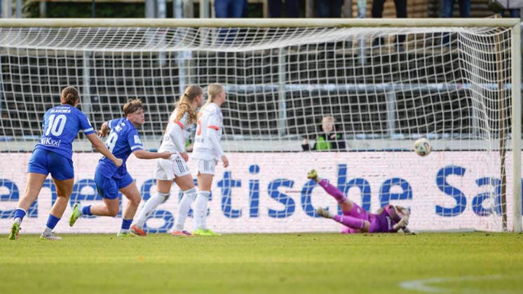07.12.2025, Hänsch-Arena, Meppen, GER, SVM-Frauen 2. Frauen-Bundesliga: SV Meppen vs Bayern München II, Lea Mauly (SV Meppen 19) trifft zum 1:1 DFL REGULATIONS PROHIBIT ANY USE OF PHOTOGRAPHS AS IMAGE SEQUENCES AND OR QUASI-VIDEO. Meppen Niedersachsen Deutschland Hänsch-Arena