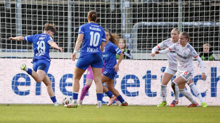 07.12.2025, Hänsch-Arena, Meppen, GER, SVM-Frauen 2. Frauen-Bundesliga: SV Meppen vs Bayern München II, Lea Mauly (SV Meppen 19) trifft zum 1:1 DFL REGULATIONS PROHIBIT ANY USE OF PHOTOGRAPHS AS IMAGE SEQUENCES AND OR QUASI-VIDEO. Meppen Niedersachsen Deutschland Hänsch-Arena