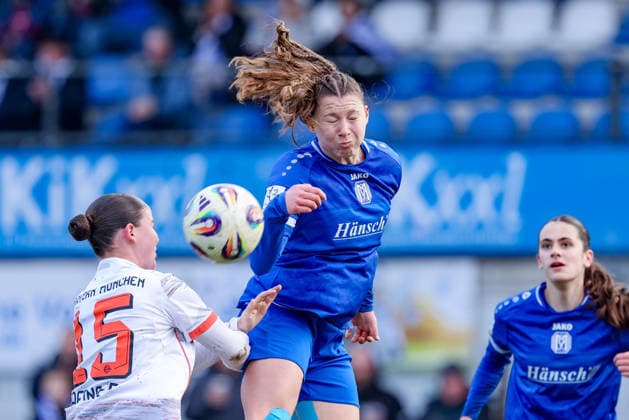 v.li.: Laura Dafinger (FC Bayern München II, 15) und Sarah Hagg (SV Meppen, 12) im Kopfballduell, Kopfball, Zweikampf, Action, Aktion, Spielszene, DIE DFB-RICHTLINIEN UNTERSAGEN JEGLICHE NUTZUNG VON FOTOS ALS SEQUENZBILDER UND ODER VIDEOÄHNLICHE FOTOSTRECKEN. DFB REGULATIONS PROHIBIT ANY USE OF PHOTOGRAPHS AS IMAGE SEQUENCES AND OR QUASI-VIDEO., 07.12.2025, Meppen (Deutschland), Fussball, 2. Frauen-Bundesliga, SV Meppen - FC Bayern München II