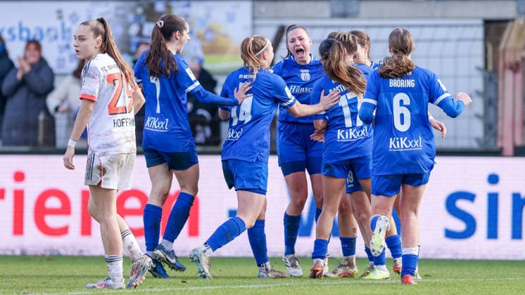 Spielerinnen vom SV Meppen mit Torjubel, Jubel, jubeln, jubelt, optimistisch, Spielszene, Highlight, Freude über das Tor zum 1:1, DIE DFB-RICHTLINIEN UNTERSAGEN JEGLICHE NUTZUNG VON FOTOS ALS SEQUENZBILDER UND ODER VIDEOÄHNLICHE FOTOSTRECKEN. DFB REGULATIONS PROHIBIT ANY USE OF PHOTOGRAPHS AS IMAGE SEQUENCES AND OR QUASI-VIDEO., 07.12.2025, Meppen (Deutschland), Fussball, 2. Frauen-Bundesliga, SV Meppen - FC Bayern München II