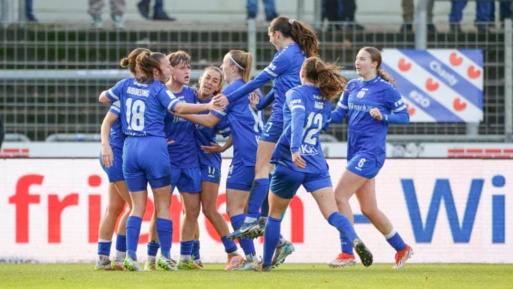 07.12.2025, Hänsch-Arena, Meppen, GER, SVM-Frauen 2. Frauen-Bundesliga: SV Meppen vs Bayern München II, Jubel nach 1:1-Tor von Lea Mauly (SV Meppen 19), 3.v.l., halb verdeckt DFL REGULATIONS PROHIBIT ANY USE OF PHOTOGRAPHS AS IMAGE SEQUENCES AND OR QUASI-VIDEO. Meppen Niedersachsen Deutschland Hänsch-Arena