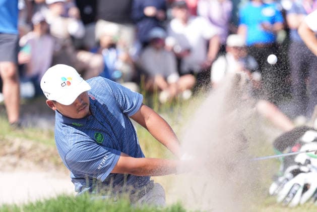 December 7, 2025, Melbourne, Victoria, Australia: Si Woo Kim of Korea plays out the bunker on the 18th hole in the final round of the 2025 Crown Australian Open at The Royal Melbourne Golf Club in Melbourne, Victoria, Australia. Melbourne Australia - ZUMAl303 20251207_aaf_l303_065 Copyright: xSydneyxLowx