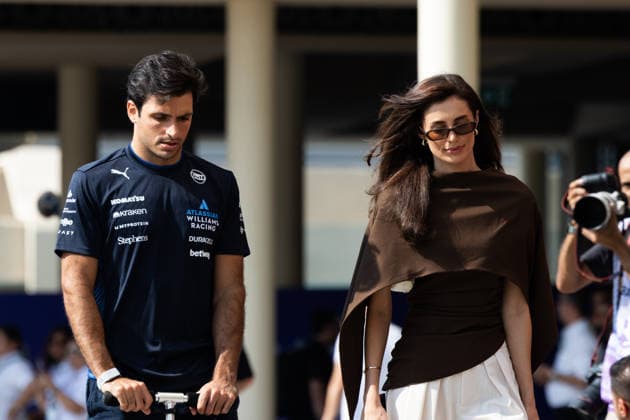 December 7, 2025, Abu Dhabi, Abu Dhabi, United Arab Emirates: 55 CARLOS SAINZ (ESP, Williams Racing F1 Team) and his girlfriend and model REBECCA DONALDSON entering the paddock on race day (Sunday) at the Formula 1 Etihad Airways Abu Dhabi Prix 2025 at the Yas Marina Circuit in Abu Dhabi, United Arab Emirates Abu Dhabi United Arab Emirates - ZUMAr193 20251207_zsp_r193_042 Copyright: xSaraxRuffonix
