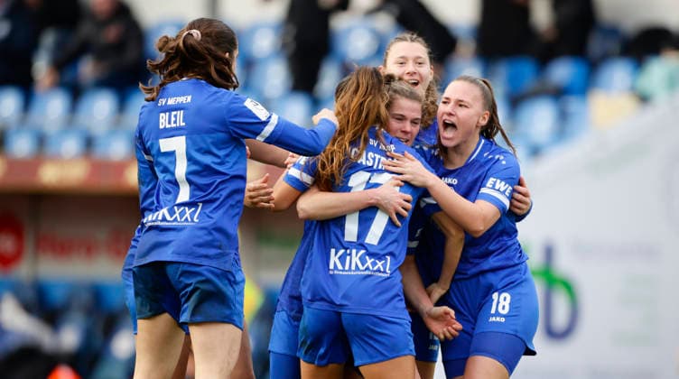 07.12.2025, Hänsch-Arena, Meppen, GER, SVM-Frauen 2. Frauen-Bundesliga: SV Meppen vs Bayern München II, Jubel nach 2:1-Tor von Chantal Schouwstra (SV Meppen 20), verdeckt DFL REGULATIONS PROHIBIT ANY USE OF PHOTOGRAPHS AS IMAGE SEQUENCES AND OR QUASI-VIDEO. Meppen Niedersachsen Deutschland Hänsch-Arena
