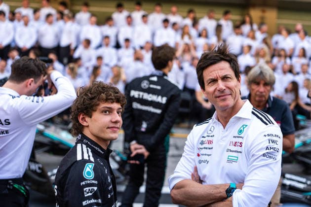 F1 2025: Abu Dhabi Grand Prix in Abu Dhabi - 07 Dec 2025 Toto Wolff and Kimi Antonelli in the pit lane for team photo at the Formula 1 Abu Dhabi Grand Prix 2025. Abu Dhabi United Arab Emirates Copyright: xLucaxMartinix xSOPAxImagesx LMB04007