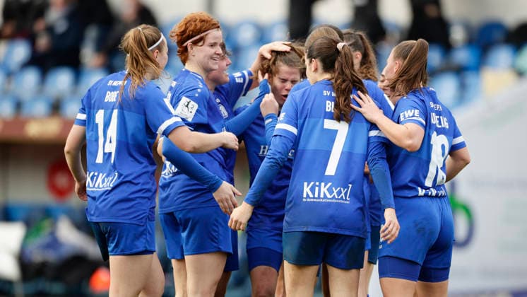 07.12.2025, Hänsch-Arena, Meppen, GER, SVM-Frauen 2. Frauen-Bundesliga: SV Meppen vs Bayern München II, Jubel nach 2:1-Tor von Chantal Schouwstra (SV Meppen 20), Mitte, verdeckt DFL REGULATIONS PROHIBIT ANY USE OF PHOTOGRAPHS AS IMAGE SEQUENCES AND OR QUASI-VIDEO. Meppen Niedersachsen Deutschland Hänsch-Arena