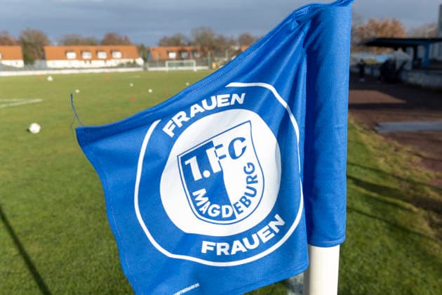Regionalliga Nordost Frauen: 1. FC Magdeburg vs. 1. FFV Erfurt; Magdeburg; 07.12.2025 Eckfahne 1. FC Magdeburg Regionalliga Nordost Frauen: 1. FC Magdeburg vs. 1. FFV Erfurt; Heinrich-Germer-Stadion Magdeburg; 07.12.2025 Copyright: xBEAUTIFULxSPORTS Duehringx
