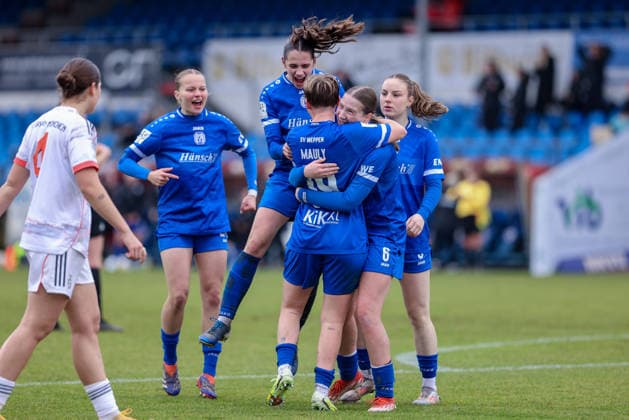 Spielerinnen vom SV Meppen mit Torjubel, Jubel, jubeln, jubelt, optimistisch, Spielszene, Highlight, Freude über das Tor zum 5:2, DIE DFB-RICHTLINIEN UNTERSAGEN JEGLICHE NUTZUNG VON FOTOS ALS SEQUENZBILDER UND ODER VIDEOÄHNLICHE FOTOSTRECKEN. DFB REGULATIONS PROHIBIT ANY USE OF PHOTOGRAPHS AS IMAGE SEQUENCES AND OR QUASI-VIDEO., 07.12.2025, Meppen (Deutschland), Fussball, 2. Frauen-Bundesliga, SV Meppen - FC Bayern München II