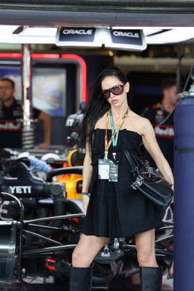 07.12.2025, Yas Marina Circuit, Abu Dhabi, Formula 1 Etihad Airways Abu Dhabi Grand Prix 2025 , im Bild Ein Model posiert vor der Red Bull Garage. (Photo by Alessandro Martellotta Hasan Bratic DeFodi Images)